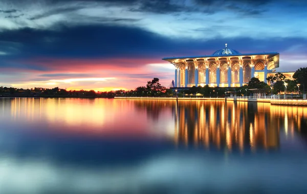 Mescidi tuanku mizan zainal abidin, putrajaya, Malezya, dramatik gün batımı görünümü