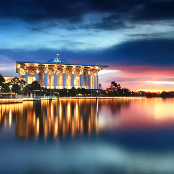 demir Camii, putrajaya adlı dramatik gün batımı görünümü