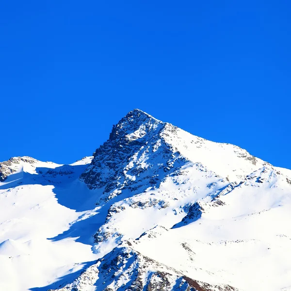 Заснеженные горы под голубым небом — стоковое фото