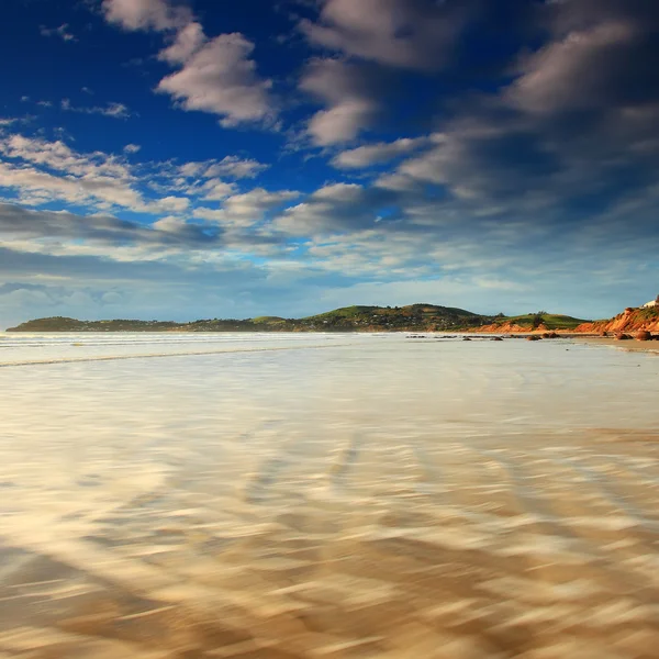 Vlny proudící přes balvany moeraki, Nový Zéland — Stock fotografie