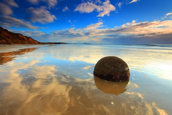 Sunrise manzaraya moeraki boulders, Yeni Zelanda