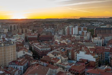İspanya 'nın Valladolid şehrinde bir gün batımı havadan