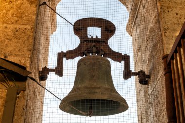 Katedral kulesinde büyük bir bronz çan.