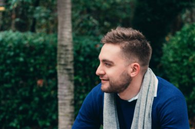 Kısa saçlı ve sakallı genç sarışın bir adamın portresi.