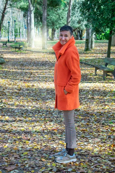 Улыбающаяся Зрелая Женщина Оранжевом Пальто Парке — стоковое фото