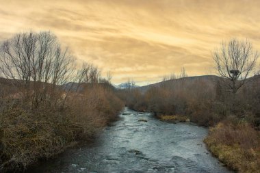Bir dağ nehri, bitki örtüsü ve inanılmaz gökyüzü.