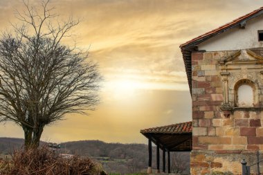 Kırsaldaki Katolik kilisesinden gün batımı