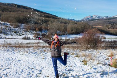 Dağlara kar atan mutlu bir kadın.