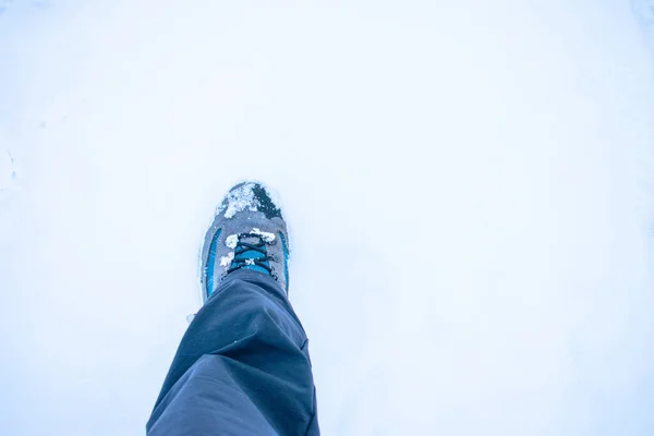 初雪上的徒步旅行靴 — 图库照片