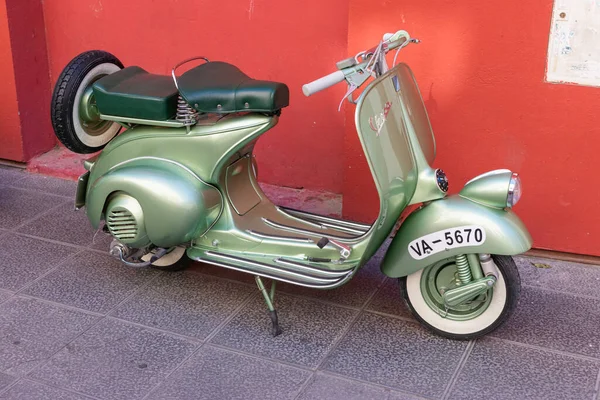 Bir toplantıda orijinal yeşil Vespa klasik motosikletleri