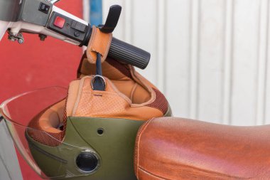 Klasik motosiklet gidonunda motosiklet kaskı