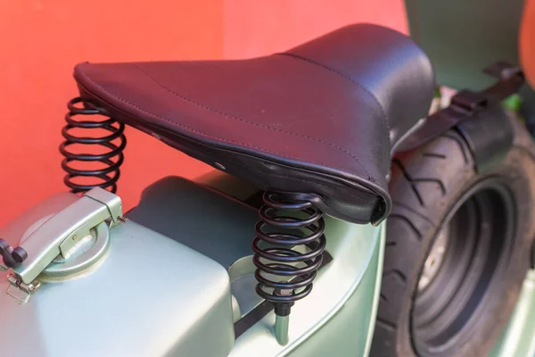 Een Vintage Klassieke Motorfiets Stoel Met Veren — Stockfoto