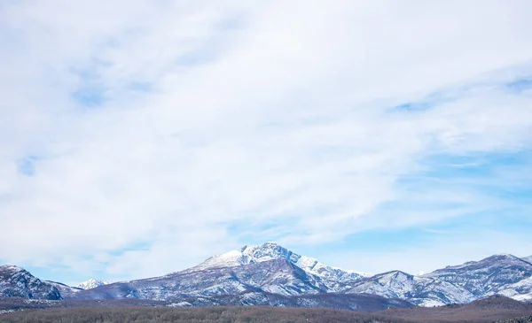 Mavi Gökyüzü Bulutlarla Kaplı Kar Kaplı Dağlar — Stok fotoğraf