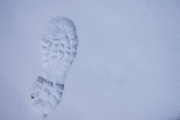 在初生的雪地上的徒步靴脚印 — 图库照片