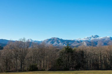 Mavi gökyüzü ile kaplı kar kaplı dağlar.