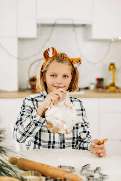 호랑이 귀의 귀여운 소녀는 크리스마스나 새해를 위한 빵 쿠키입니다. 올해의 상징 가족 전통 크리스마스 선물 — 스톡 사진