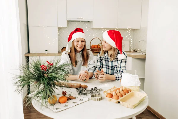 Two Teenage Girls Make Cookies Gingerbread Christmas Christmas Treats Christmas — Stock Photo, Image