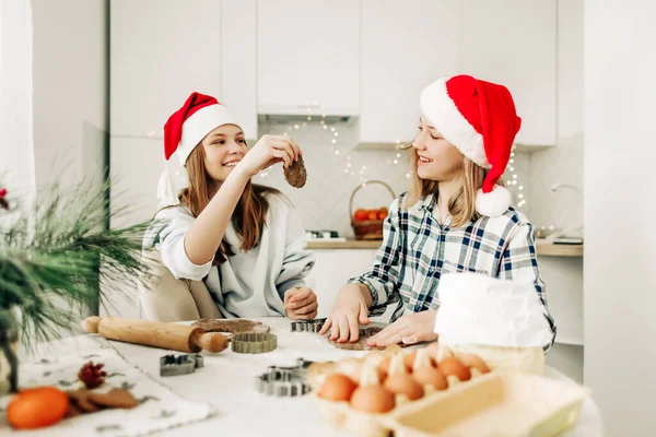 Belle Sorelle Cuocere Biscotti Natale Capodanno Divertirsi Cucina Cibo Fatto — Foto Stock