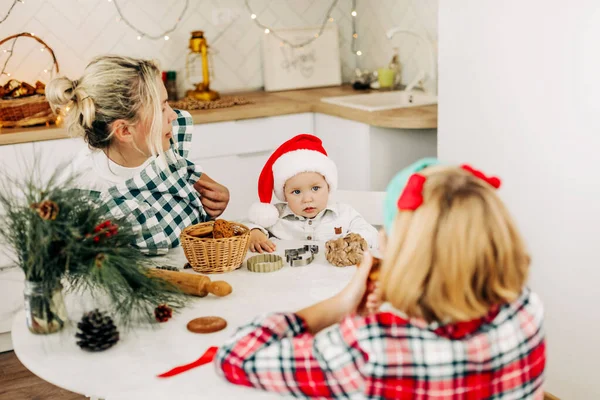 Feliz familia madre e hijos hijo e hija hornear galletas para Navidad. Tiempo en familia, preparación navideña, tradiciones familiares —  Fotos de Stock