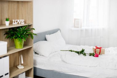 Sevgililer Günü 'nde sabah onun için beyaz bir yatakta sürpriz. Metin için boşluk