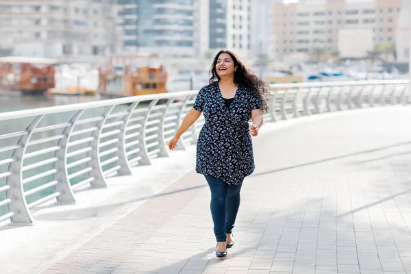 Potret seorang wanita India tertawa saat berjalan-jalan di sekitar kota. Emosi positif, gadis ceria. — Stok Foto