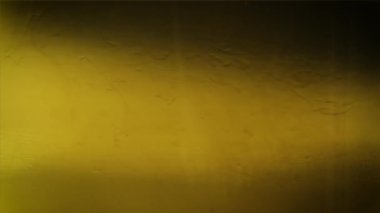 Açık kahverengi sıvı suya enjekte edilir ve ekran doldurulur