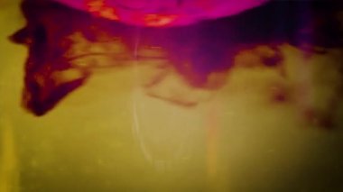 Koyu kırmızı içecek suya akar ve döner. Soyut sıvı dolgu suyu