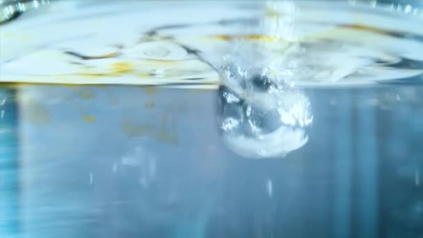 Povrch vody se pohybuje kvůli proudění vzduchu nahoře. Koncept chemie nebo nápojů. — Stock video