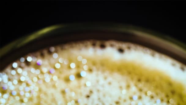 Caída de café en el vaso lleno en cámara lenta. — Vídeo de stock