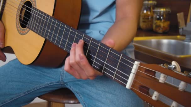 Άντρας Σπουδάζει Κιθάρα Ακουμπάει Χορδές Μαθητική Μουσική Στο Σπίτι Κουζίνα — Αρχείο Βίντεο