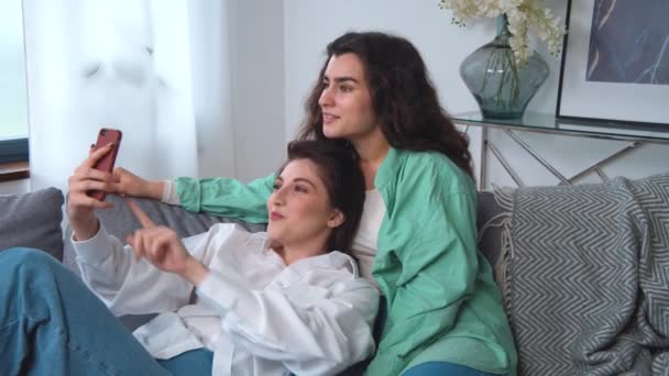 Feliz Pareja Lesbianas Está Haciendo Una Selfie Videollamada Con Teléfono — Vídeo de stock