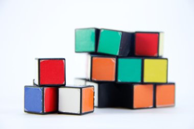 Beyaz arka planda Kırık Rubik