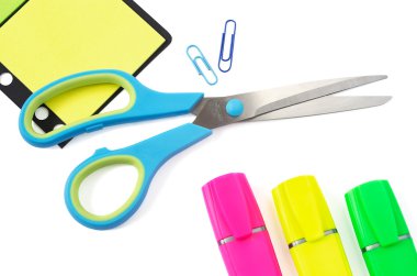 Çalışma platformları, ataş, stikers ve beyaz üzerine üç highlighter kalemler