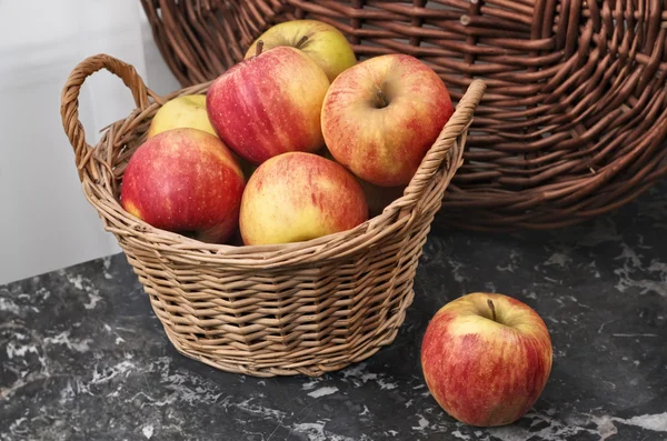 Panier en osier de pommes mûres — Photo