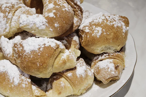 Rotoli di mezzaluna ripieni al forno della conserva di frutta — Foto Stock