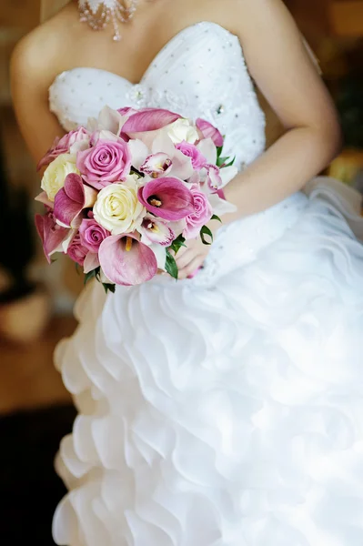 Букет невесты в руках невесты — стоковое фото