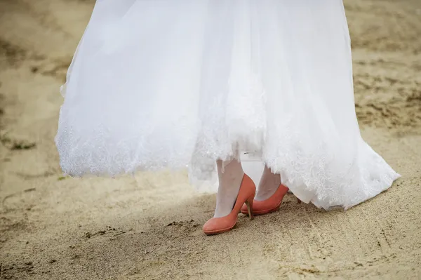 Zapatos naranjas en vestido de novia blanco —  Fotos de Stock