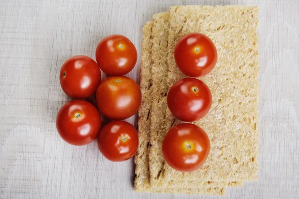 Trozos de tostadas y tomates — Foto de Stock
