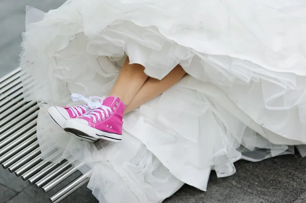 Zapatos de gimnasio rosa y un vestido de novia —  Fotos de Stock