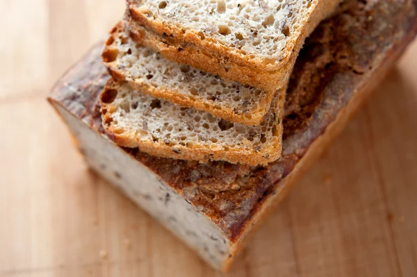 Vers volkoren brood met gerookte loin van varkensvlees — Stockfoto