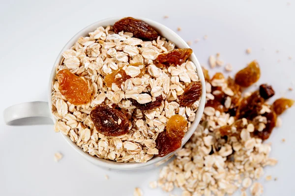 Harina de avena con pasas aisladas sobre un fondo claro — Foto de Stock