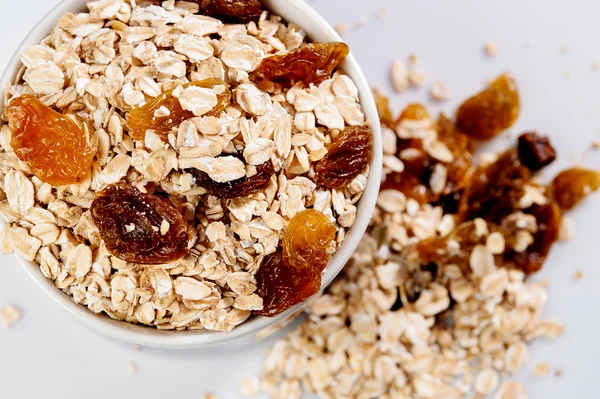 Harina de avena con pasas aisladas sobre un fondo claro — Foto de Stock