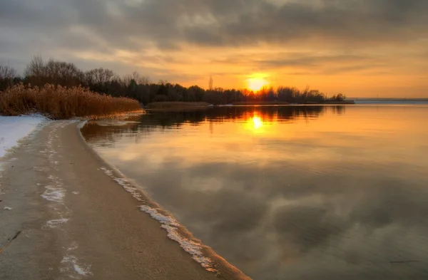 湖上的落日 — 图库照片