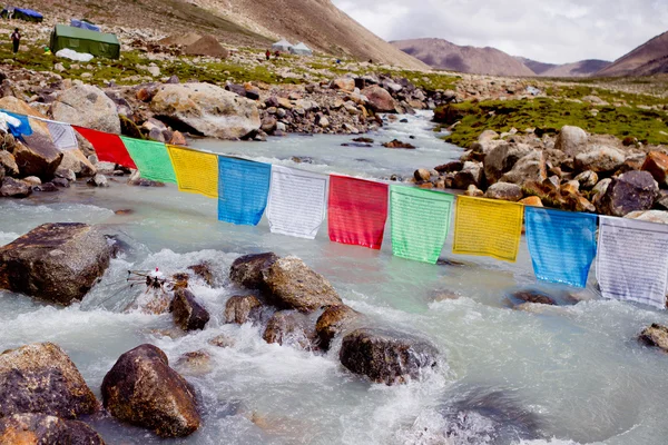 Río de montaña y banderas budistas — Foto de Stock