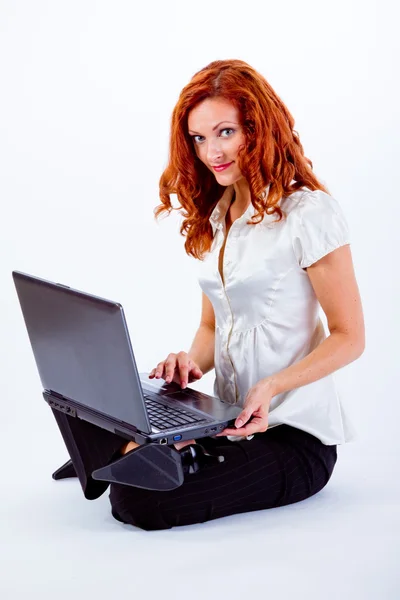 Jovem mulher trabalhando em um laptop — Fotografia de Stock