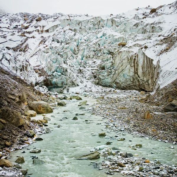 빙하와 산에 강 — 스톡 사진