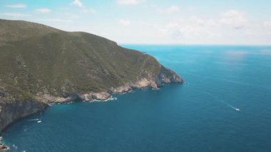 Yunanistan 'ın Zakynthos kentindeki ünlü Batık Koyu' nun 4K hava aracı videosu