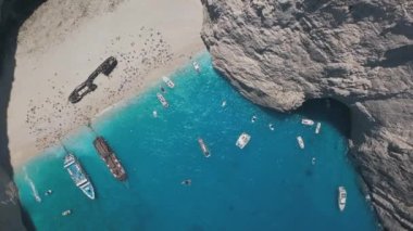 Yunanistan 'ın Zakynthos kentindeki ünlü Batık Koyu' nun 4K hava aracı videosu