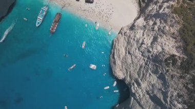 Yunanistan 'ın Zakynthos kentindeki ünlü Batık Koyu' nun 4K hava aracı videosu