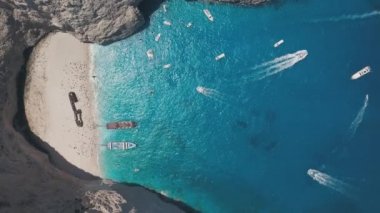 Yunanistan 'ın Zakynthos kentindeki ünlü Batık Koyu' nun 4K hava aracı videosu